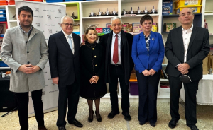 Ο Δήμαρχος Ξάνθης κ. Στράτος Κοντός, ο Πρόεδρος Δ.Σ. της Τράπεζας Πειραιώς, κ. Γιώργος Χαντζηνικολάου, η Επικεφαλής Μονάδας Εταιρικής Υπευθυνότητας της Τράπεζας Πειραιώς, κ. Αγγελική Μπούκη, ο παιδίατρος και Αντιπρόεδρος του Μαζί για το Παιδί, κ. Ιωάννης Παπαδάτος, η Διευθύντρια Πρωτοβάθμιας Εκπαίδευσης Ξάνθης, κ. Εύη Στυλιανίδου, ο Διευθυντής του 2ου Δημοτικού Σχολείου Ξάνθης, κ. Γεώργιος Κουράκος.