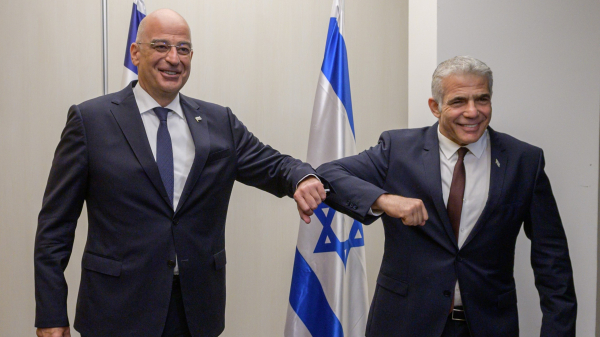 Λαπίντ σε Δένδια: Το Ισραήλ ανησυχεί για τις κινήσεις που κάνει η Τουρκία