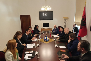 Επίσκεψη Σκρέκα στην Αλβανία: Η ενίσχυση της διμερούς συνεργασίας παράγοντας περιφερειακής ασφάλειας και σταθερότητας
