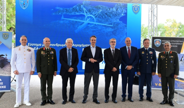 Από αριστερά προς τα δεξιά: Ο αρχηγός ΓΕΝ, Αντιναύαρχος Δημήτριος-Ελευθέριος Κατάρας, ο αρχηγός ΓΕΣ Αντιστράτηγος Γεώργιος Κωστίδης, ο Πάνος Λασκαρίδης, ο πρωθυπουργός Κυριάκος Μητσοτάκης, ο Αθανάσιος Λασκαρίδης, ο υπουργός Άμυνας, Νίκος Δένδιας, ο αρχηγός ΓΕΑ Αντιπτέραρχος (Ι) Δημοσθένης Γρηγοριάδης