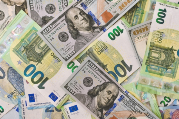 Το ευρώ υποχωρεί 0,21%, στα 1,1365 δολάρια
