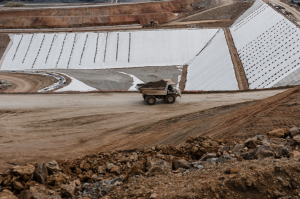 Οι ορυκτές πρώτες ύλες οδηγούν εξαγωγές και οικονομική ανάπτυξη