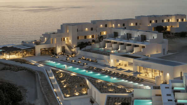 Domes White Coast Milos: ΣτΕ και Υπουργείο ακυρώνουν την επέκταση, η V Tourism αντιδρά νομικά