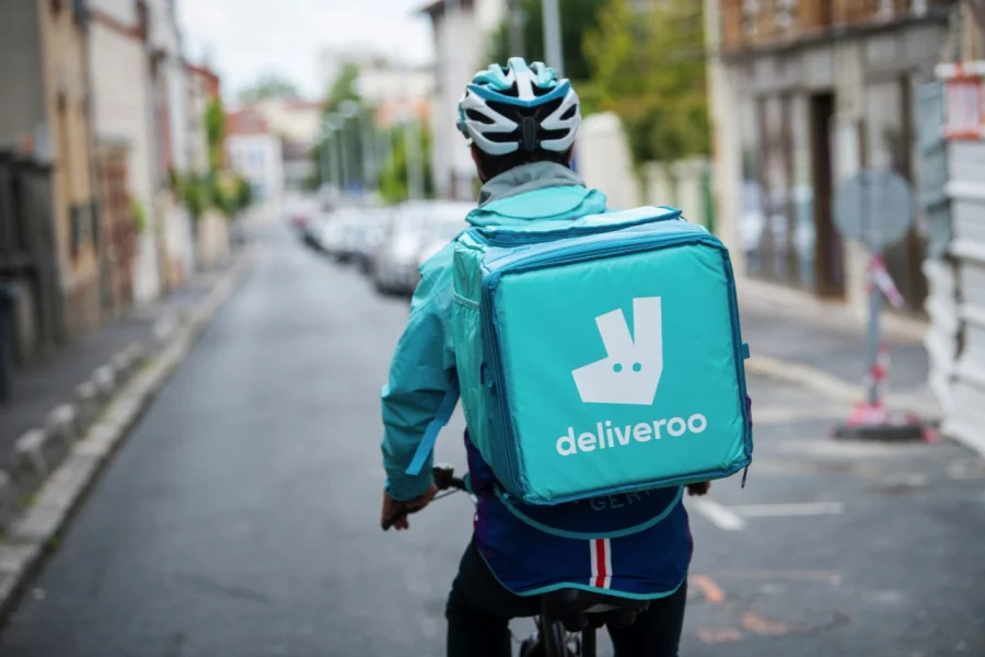 Deliveroo: Αύξηση κατά 40% των αμοιβών των εργαζομένων της στην Ιταλία