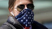 ΗΠΑ: Κάποιοι Αμερικανοί διστάζουν να βγάλουν τη μάσκα τους παρά τη χαλάρωση των κανόνων για τη χρήση της