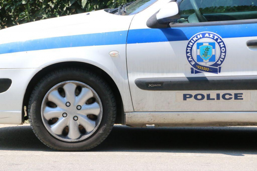 Τρεις συλλήψεις για κλοπές από αυτοκίνητα στη Γλυφάδα