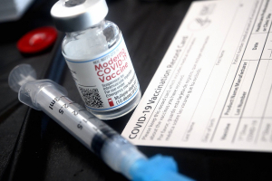 Εμβόλια κορονοϊού: Δέκα χώρες της Αν. Ευρώπης ζητούν επανεξέταση συμβολαίων