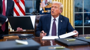 Ο Τραμπ δηλώνει «θυμωμένος» και απειλεί τη Μόσχα με πρόσθετους δασμούς στο ρωσικό πετρέλαιο