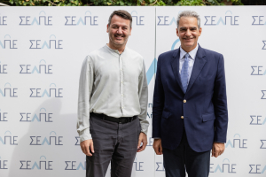 1. Ο Πρόεδρος του ΣΕΛΠΕ Κώστας Γεράρδος με τον Άγγελο Συρίγο