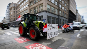 ΕΕ: Εκατοντάδες τρακτέρ στους δρόμους των Βρυξελλών, ενόψει της Συνόδου Κορυφής των ηγετών