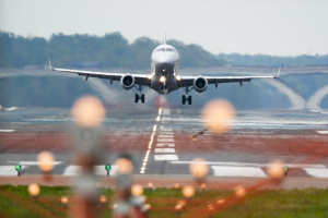 Η παγκόσμια αεροπορική επιβατική κίνηση τον Ιούνιο του 2023 αυξήθηκε κατά 31%