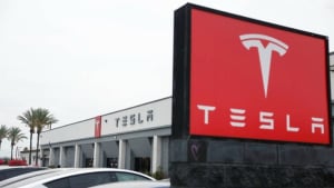 Tesla: Δεύτερη χρονιά πτώσης στις πωλήσεις και εντεινόμενος ανταγωνισμός