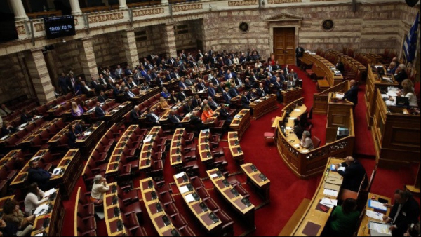 Βουλή: Η τροπολογία για τους οικισμούς στο επίκεντρο της αντιπαράθεσης ΝΔ-ΠΑΣΟΚ