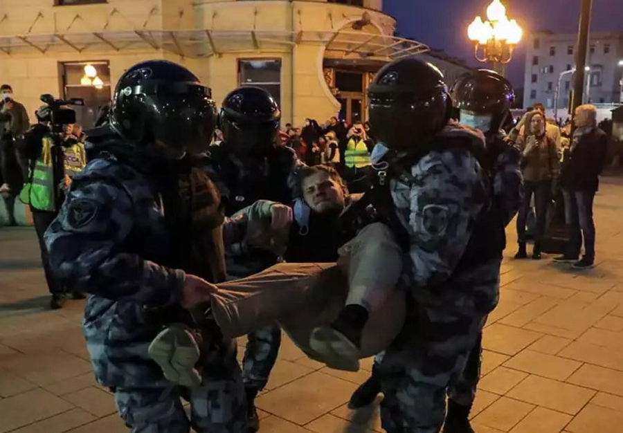 Ρωσία: Είτε φυλακίζονται είτε πολεμούν οι διαδηλωτές που συλλαμβάνονται