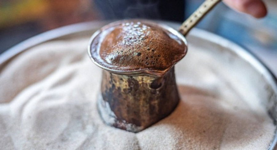 Η Brown Hotels και ο καφές στη χόβολη