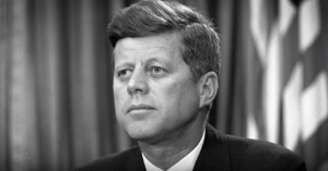 Ο Μπάιντεν ΗΠΑ: Ο Μπάιντεν αναβάλλει τον αποχαρακτηρισμό των απόρρητων αρχείων για τη δολοφονία του Τζον Κένεντι