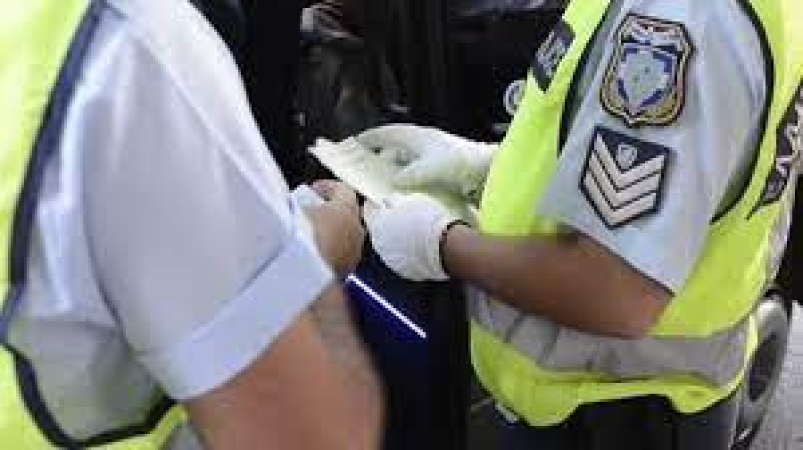 Παραβάσεις και συλλήψεις χθες βράδυ σε τροχονομικούς ελέγχους στην παραλιακή Ε.Ο. Αθηνών-Σουνίου