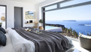 Cocomat: Ξαναβάζει το κλειδί στην πόρτα των νέων ξενοδοχείων σε Σαντορίνη, Μονεμβασιά και Ακρόπολη