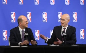 Ο Γενικός Γραμματέας της FIBA Ανδρέας Ζαγκλής και ο Κομισάριος του NBA Άνταμ Σίλβερ (Πηγή: NBAE/Getty Images)