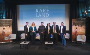 Εμφανίζονται οι συμμετέχοντες στην ανοικτή συζήτηση, που ακολούθησε την παρουσίαση της ταινίας. Συγκεκριμένα (από δεξιά προς τα αριστερά): • Δημήτριος Αθανασίου, Α ‘ Αντιπρόεδρος, Ένωση Σπανίων Ασθενών Ελλάδας (Ε.Σ.Α.Ε.), Μέλος Δ.Σ. «95», Ελληνική Συμμαχία για τους Σπάνιους Ασθενείς, Μέλος Δ.Σ. World Duchenne Organization, Μέλος PCWP, Ευρωπαϊκού Οργανισμού Φαρμάκων • Γεώργιος Τσιβγούλης, Καθηγητής Νευρολογίας, Εθνικό και Καποδιστριακό Πανεπιστήμιο Αθηνών, Διευθυντής Β΄Νευρολογικής Κλινικής, Π.Γ.Ν. «Αττικόν», Πρόεδρος της Ελληνικής Νευρολογικής Εταιρείας, Πρόεδρος της Εθνικής Επιτροπής για τα Σπάνια Νοσήματα-Παθήσεις του Υπουργείου Υγείας • Φωφώ Καλύβα, Γενική Γραμματέας Δημόσιας Υγείας, Υπουργείο Υγείας • Ευθύμης Χατζής, Σκηνοθέτης • Μαίρη Αδαμοπούλου, Πρόεδρος «95», Ελληνική Συμμαχία για τους Σπάνιους Ασθενείς, European Patients Academy (EUPATI) • Ηλίας Πυρνοκόκης, Head of Value, Access &amp; External Affairs, Chiesi Hellas