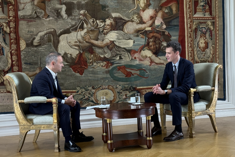 Από αριστερά, Μάρκος Βερέμης, Συμπροεδρεύων της Επιτροπής Τεχνολογίας &amp; Ψηφιακού Μετασχηματισμού του ΣΕΒ, Arthur Mensch, συνιδρυτής &amp; Διευθύνοντας Σύμβουλος της Mistral AI