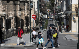 Ανησυχία των ειδικών για έκρηξη κρουσμάτων μετά τον Άυγουστο - Αύξηση 60% του ιικού φορτίου στην Αττική