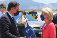 Στο αεροδρόμιο συνόδευσε την πρόεδρο της Ευρωπαϊκής Επιτροπής, ο Μ. Βαρβιτσιώτης