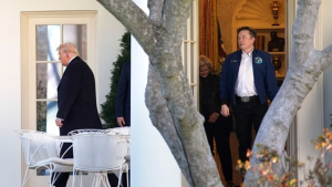 «Πόλεμος» Τραμπ-Μασκ: Ο Αμερικανός πρόεδρος θα μπορούσε να απαλλαγεί από το Tesla του