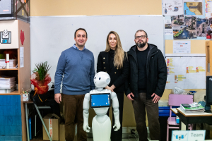 Mobile Technology: Προχώρησε σε δωρεά δύο ρομπότ Pepper στα Σύγχρονα Εκπαιδευτήρια Μάνεση