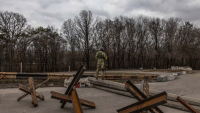 Ουκρανία: Οι ρωσικές δυνάμεις έπληξαν κατοικίες, εκκενώνουν τη Χερσώνα και προειδοποιούν για κλιμάκωση