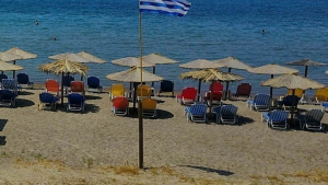 Οι παραλίες της Αττικής υποδέχονται τους λουόμενους