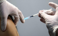 Εμβολιασμοί: Οι 45-49 ετών παίρνουν τη σκυτάλη