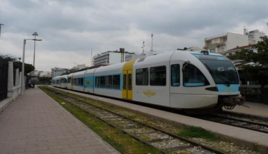 Αμαξοστοιχία του προαστιακού συγκρούστηκε με φορτηγό στην Πάτρα