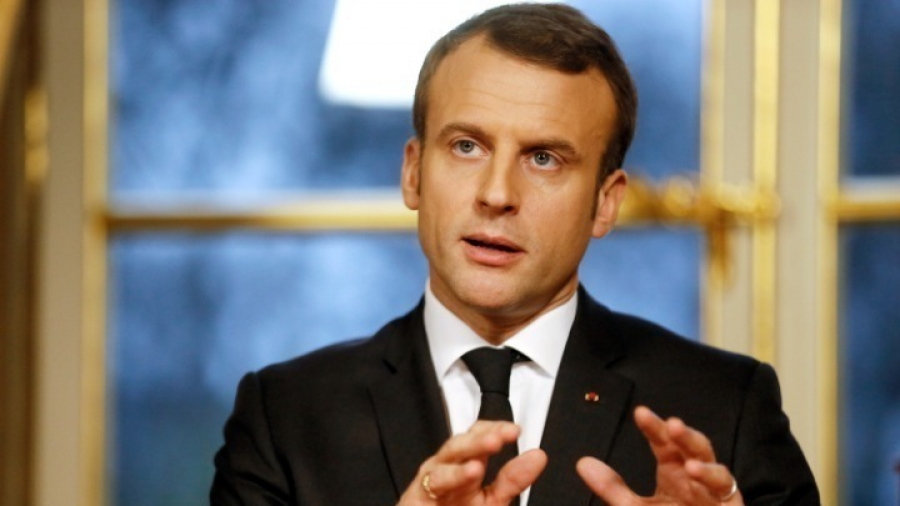 Μακρόν: Υπέρ πανευρωπαϊκού πλαφόν στις αμοιβές των CEO