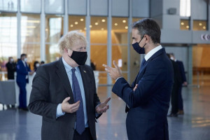 Θέμα άρσης περιορισμών για τους Βρετανούς τουρίστες έθεσε ο Μητσοτάκης στον Τζόνσον