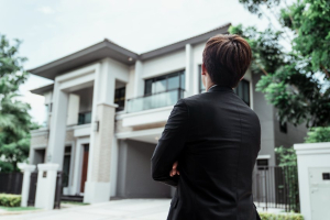 Η στεγαστική κρίση δοκιμάζει σκληρά τη νεολαία της Ευρώπης (Euractiv)