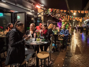 Επαναφέρει τα περιοριστικά μέτρα στους χώρους διασκέδασης η Ολλανδία