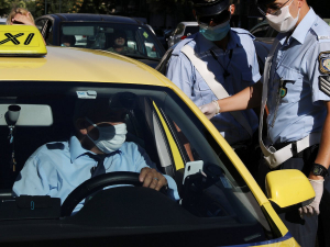 Υποχρεωτική η χρήση μάσκας σε ταξί, φαρμακεία και εσωτερικούς χώρους επιβατικών πλοίων