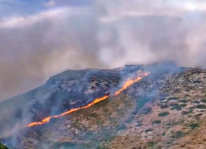 Μαίνεται η φωτιά στην Άνδρο - Μήνυμα του 112 για εκκένωση του χωριού Γίδες