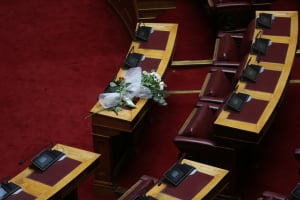 Γεννηματά: Λουλούδια στο έδρανό της στη Βουλή