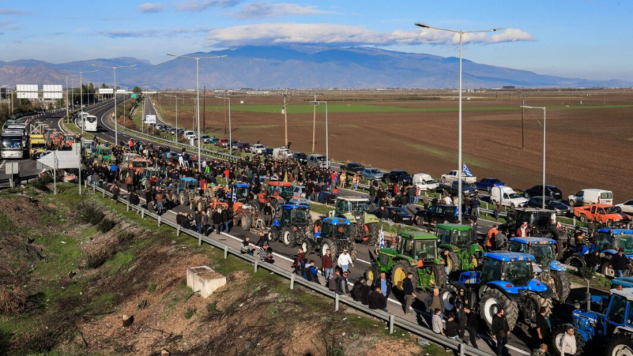 Κλιμακώνουν τις κινητοποιήσεις τους οι αγρότες