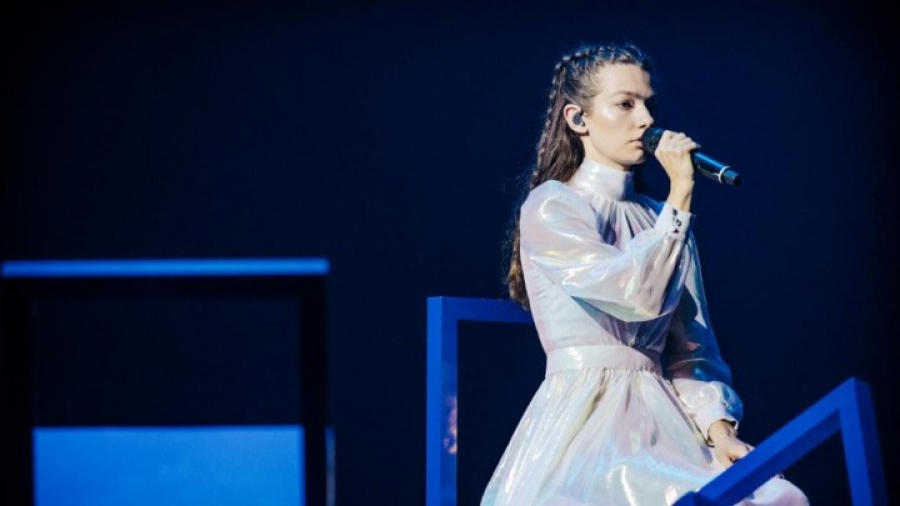 Η Αμάντα Γεωργιάδη στη σκηνή της Eurovision με φόρεμα Celia Kritharioti