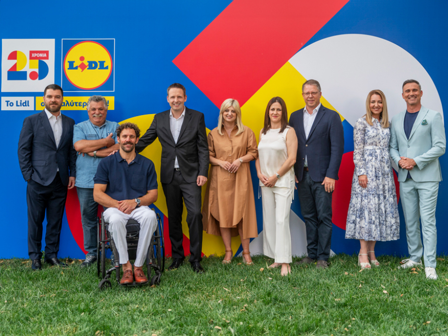 Από αριστερά: Ιωάννης Καρανάτσιος, Chief Commercial Officer, Lidl Ελλάς | Λευτέρης Λαζάρου, σεφ | Αντώνης Τσαπατάκης, Παραολυμπιονίκης, Παγκόσμιος Πρωταθλητής Κολύμβησης και Πρεσβευτής της Lidl Ελλάς | Martin Brandenburger, CEO και Πρόεδρος Διοίκησης, Lidl Ελλάς | Νικολέττα Κολομπούρδα, Chief Human Resources Officer, Lidl Ελλάς | Αφροδίτη Πάμπα, Chief Operations Officer, Lidl Ελλάς | Joachim Grabert, Chief Financial Officer, Lidl Ελλάς | Βασιλική Αδαμίδου, Διευθύντρια Επικοινωνίας και Εταιρικής Υπευθυνότητας, Lidl Ελλάς | Γιώργος Καπουτζίδης, Ηθοποιός, Σεναριογράφος και Πρεσβευτής της Lidl Ελλάς