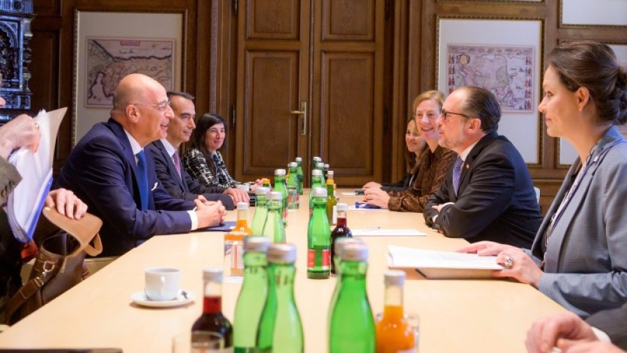 Δένδιας: Εξαιρετική χειρονομία της Αυστρίας για επιστροφή θραυσμάτων του Παρθενώνα