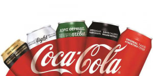Η Coca Cola στην Ελλάδα μειώνει τη χρήση του πλαστικού στις πολυσυσκευασίες αλουμινίου
