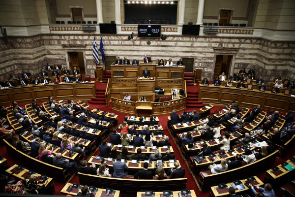 Βουλή: Αντεγκλήσεις με αφορμή το ν/σ για την κοινωνική αντιπαροχή