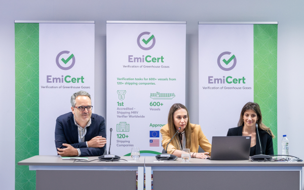Από αριστερά: Σταύρος Τεκές CTO of Draxis SA, Ελβίρα Κουτσούκη – MRV Auditor, Άρτεμις Πολέμη – Shipping Project Manager &amp; Lead Verifier EmiCert