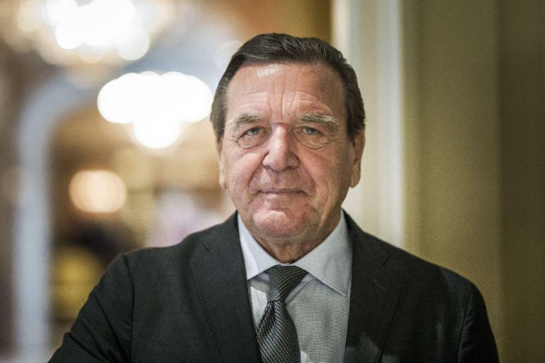Ο Σρέντερ δεν διακόπτει τους δεσμούς του με το Κρεμλίνο - Παραιτείται προσωπικό του γραφείου του