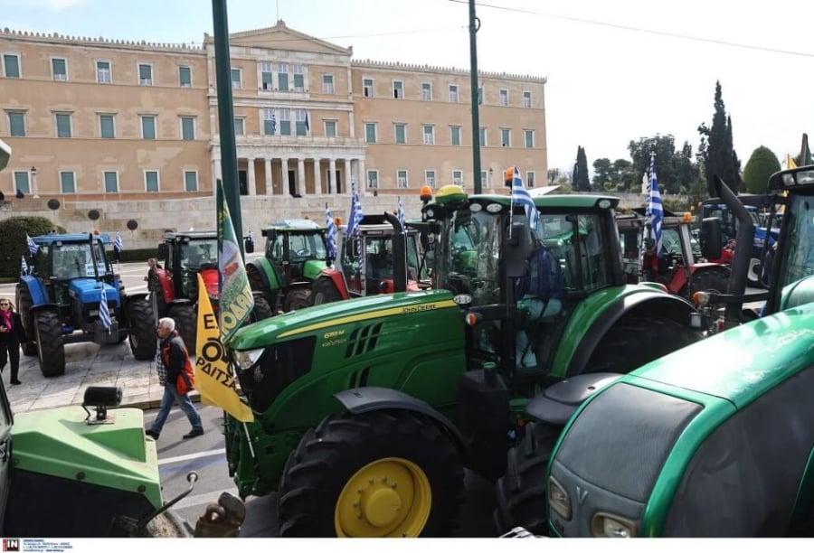 Αποχώρησαν τα τρακτέρ από το Σύνταγμα - Αποκαθίσταται σταδιακά η κυκλοφορία στο οδικό δίκτυο