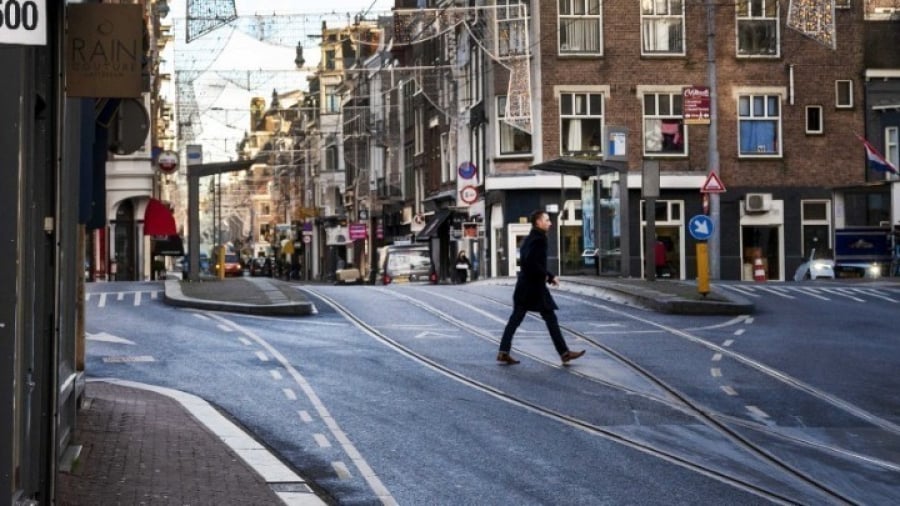 Ολλανδία: Άδειοι οι εμπορικοί δρόμοι μετά την επιβολή lockdown